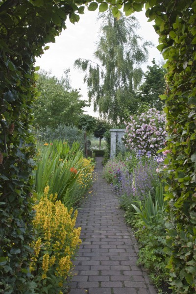 GMH_2013_09_12 Der Weg ist ein Ziel - Mit Stauden umrahmt gestalten auch Wege den Garten