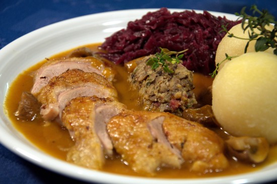 Weihnachtsbraten mit Champignonfüllung