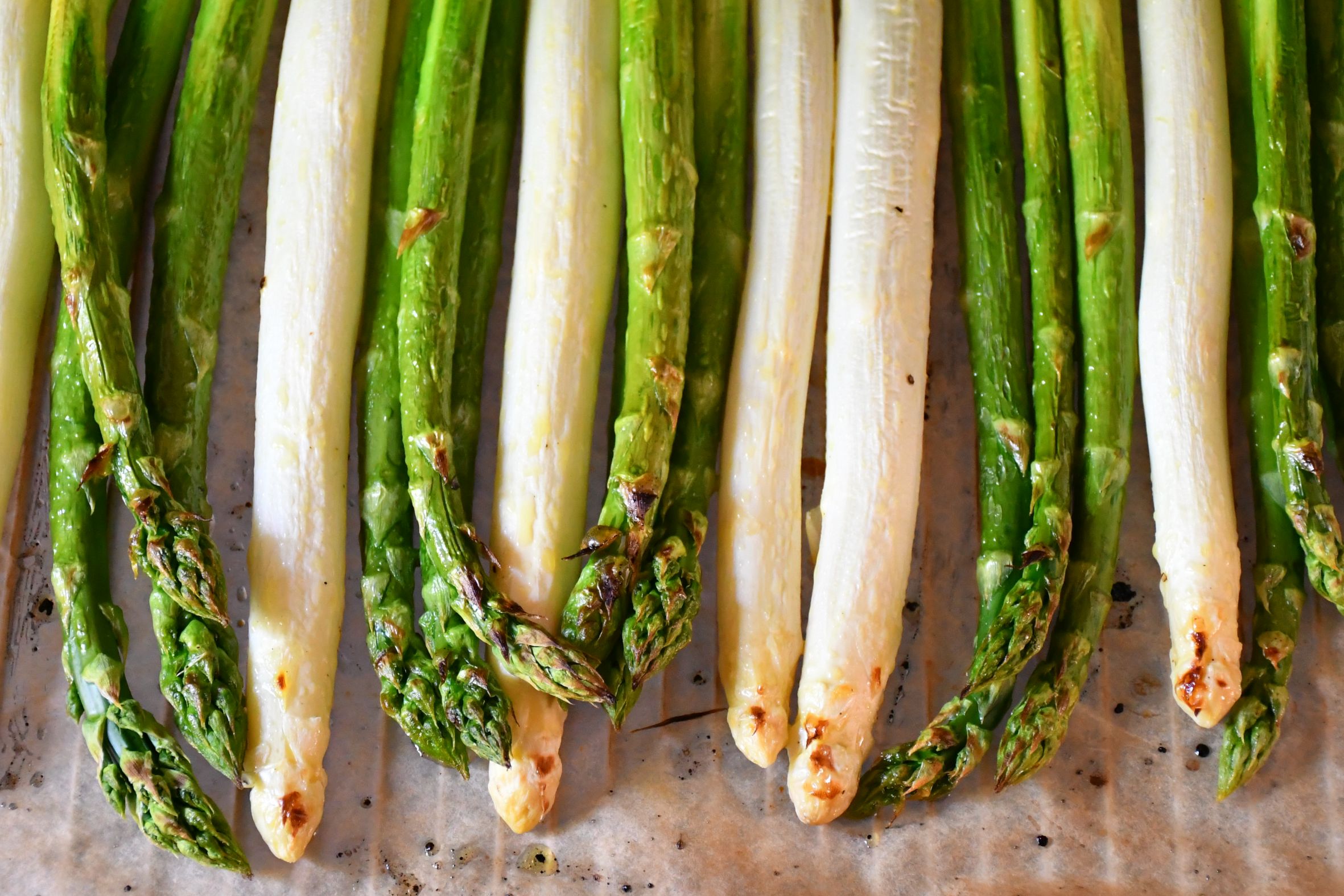 Jetzt (aus)kosten: Grillgenuss mit frischem Spargel und saftig-süßen Erdbeeren aus regionalem Anbau